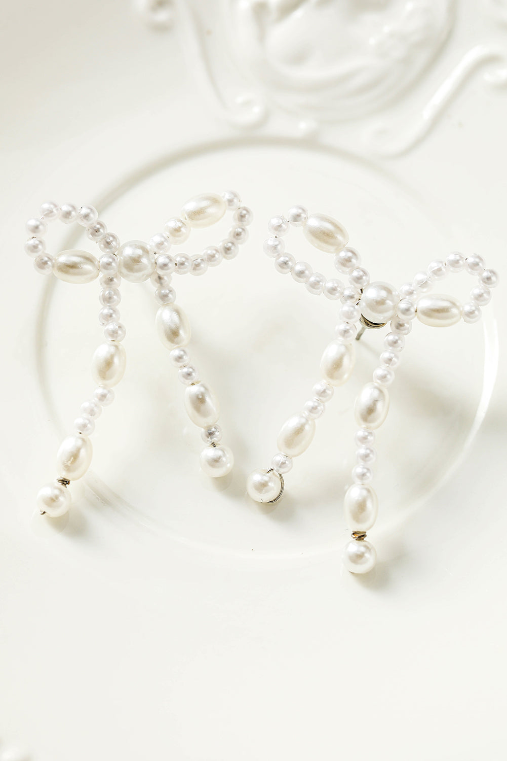 Pendants d'oreilles en forme de nœud papillon avec perles blanches