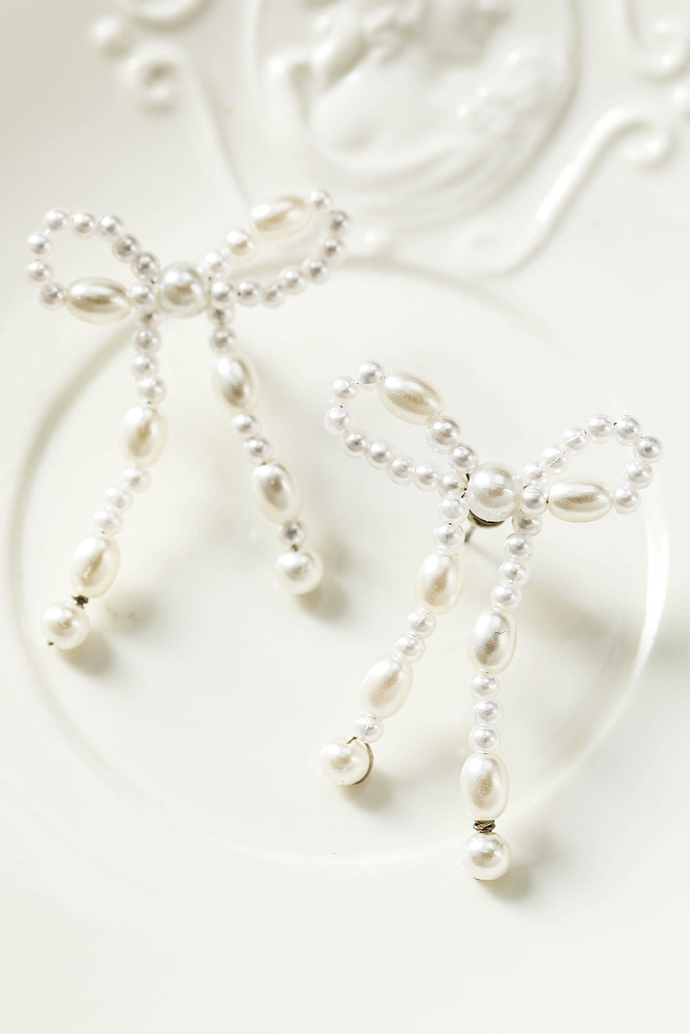 Pendants d'oreilles en forme de nœud papillon avec perles blanches