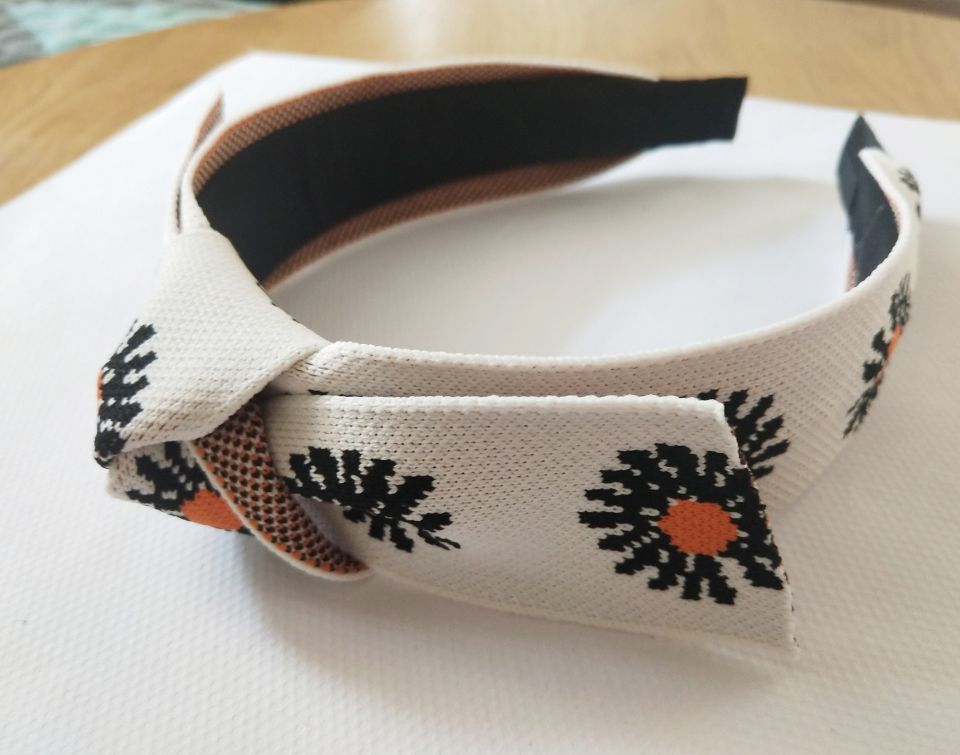 Bandeau à gros nœud en tricot avec marguerite