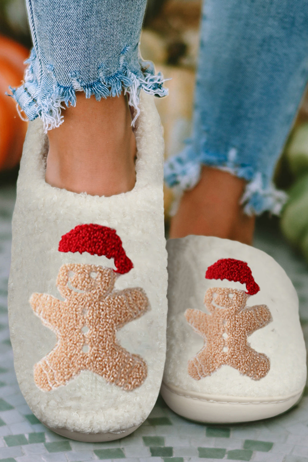 Chaussons en peluche « Homme en pain d'épices » de Noël blanc