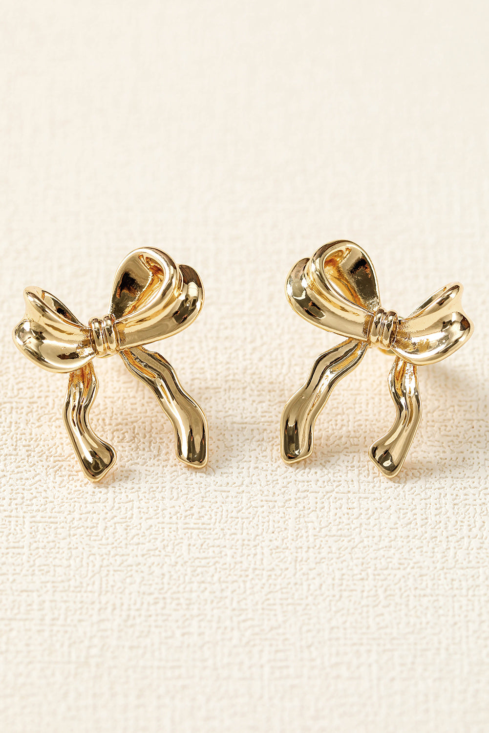 Boucles d'oreilles en forme de noeud avec ruban élégant en or