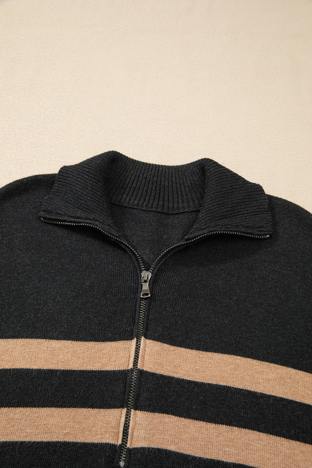 Pull oversize à col rayé noir avec fermeture à glissière au quart de tour