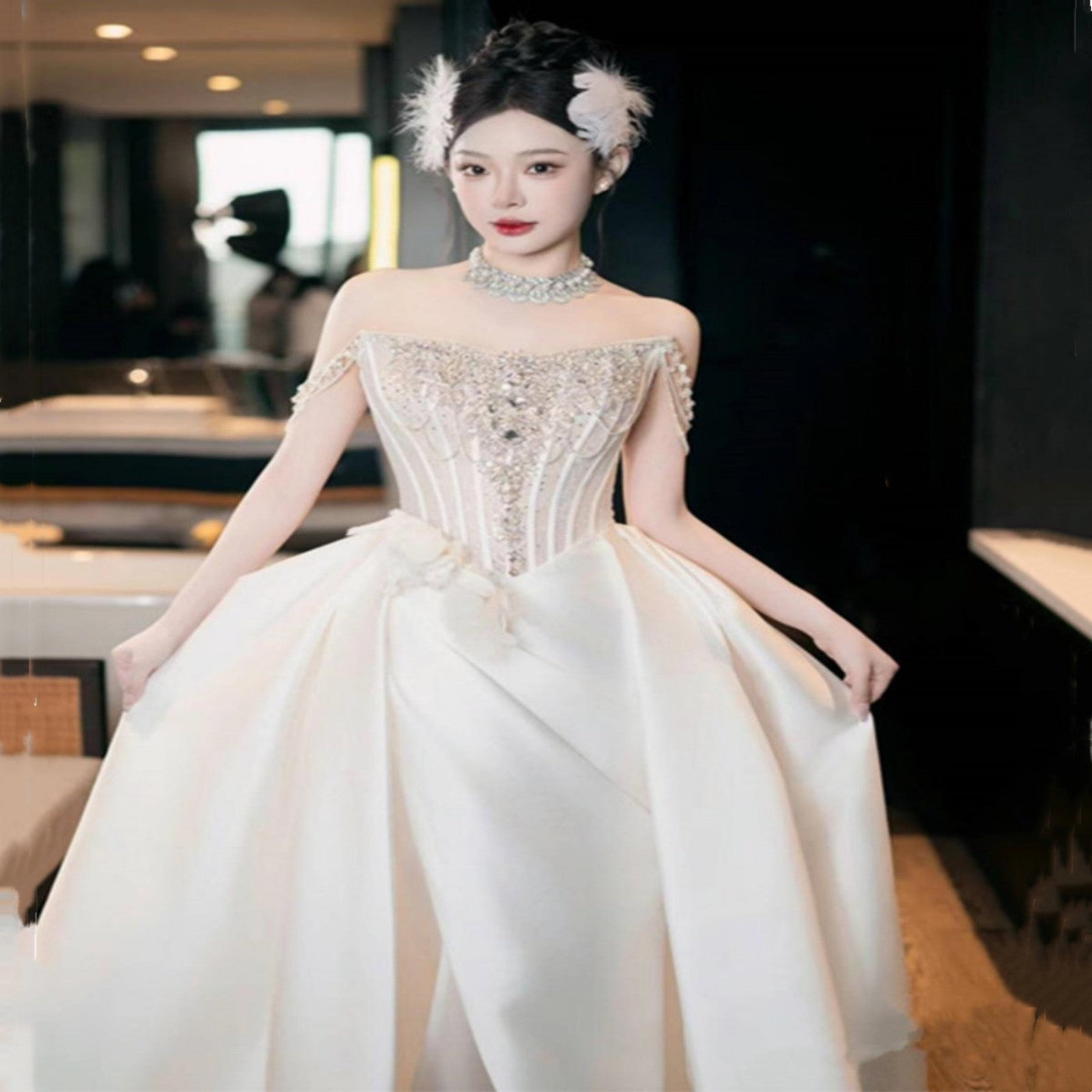 Robe de mariée légère en satin à épaules dénudées