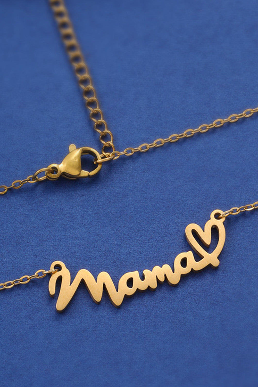 Collier à motif de cœur avec lettres Mama en or