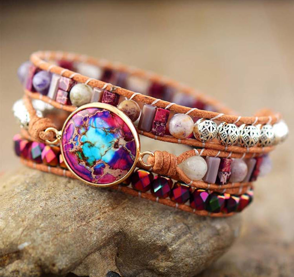 Bracelet multicouche en cuir tressé avec perles et pierres colorée