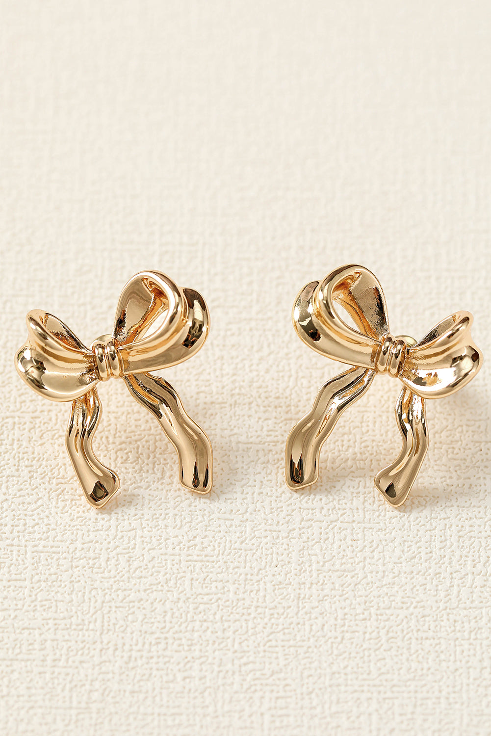 Boucles d'oreilles en forme de noeud avec ruban élégant en or