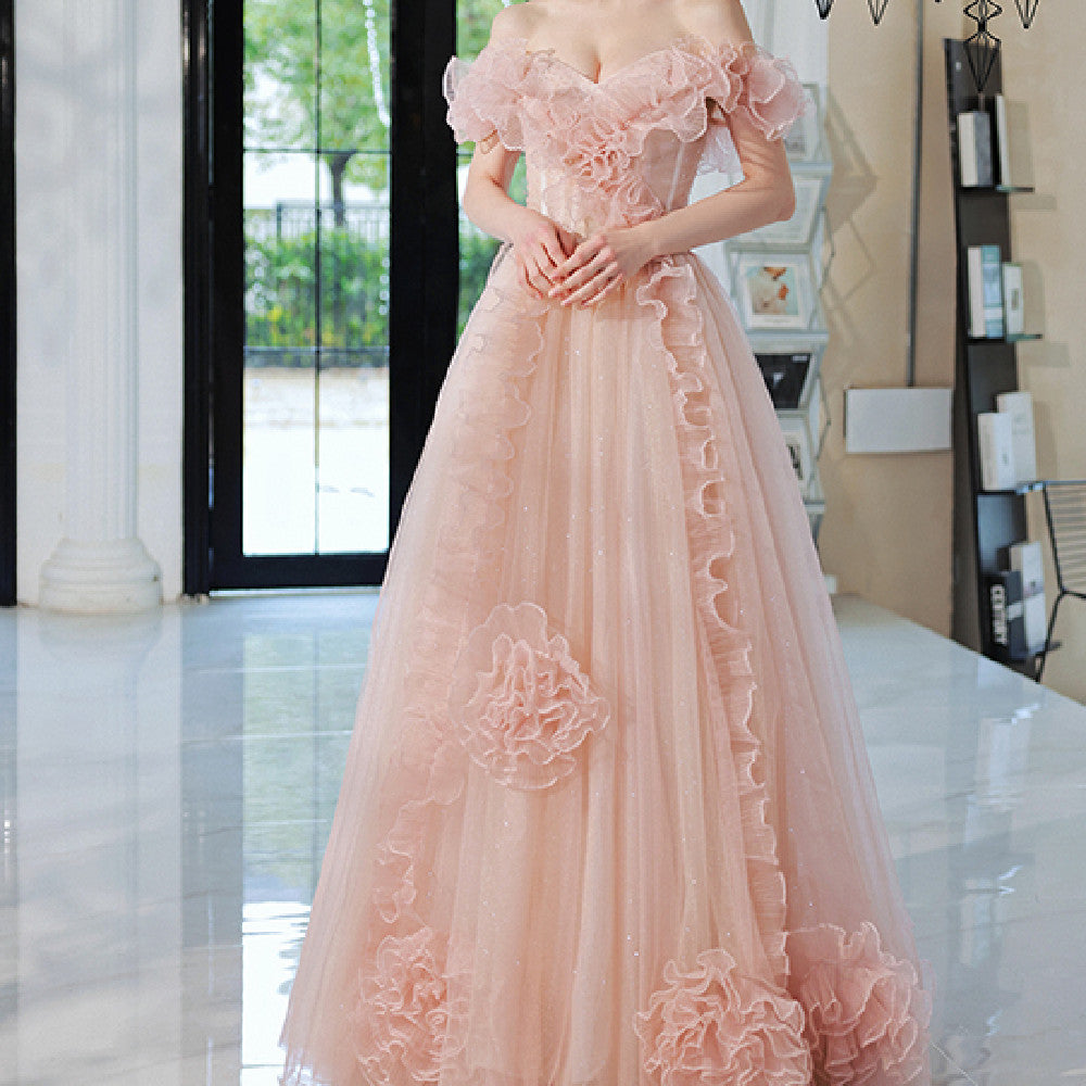 Robe de mariée et robe de soirée de l'animatrice