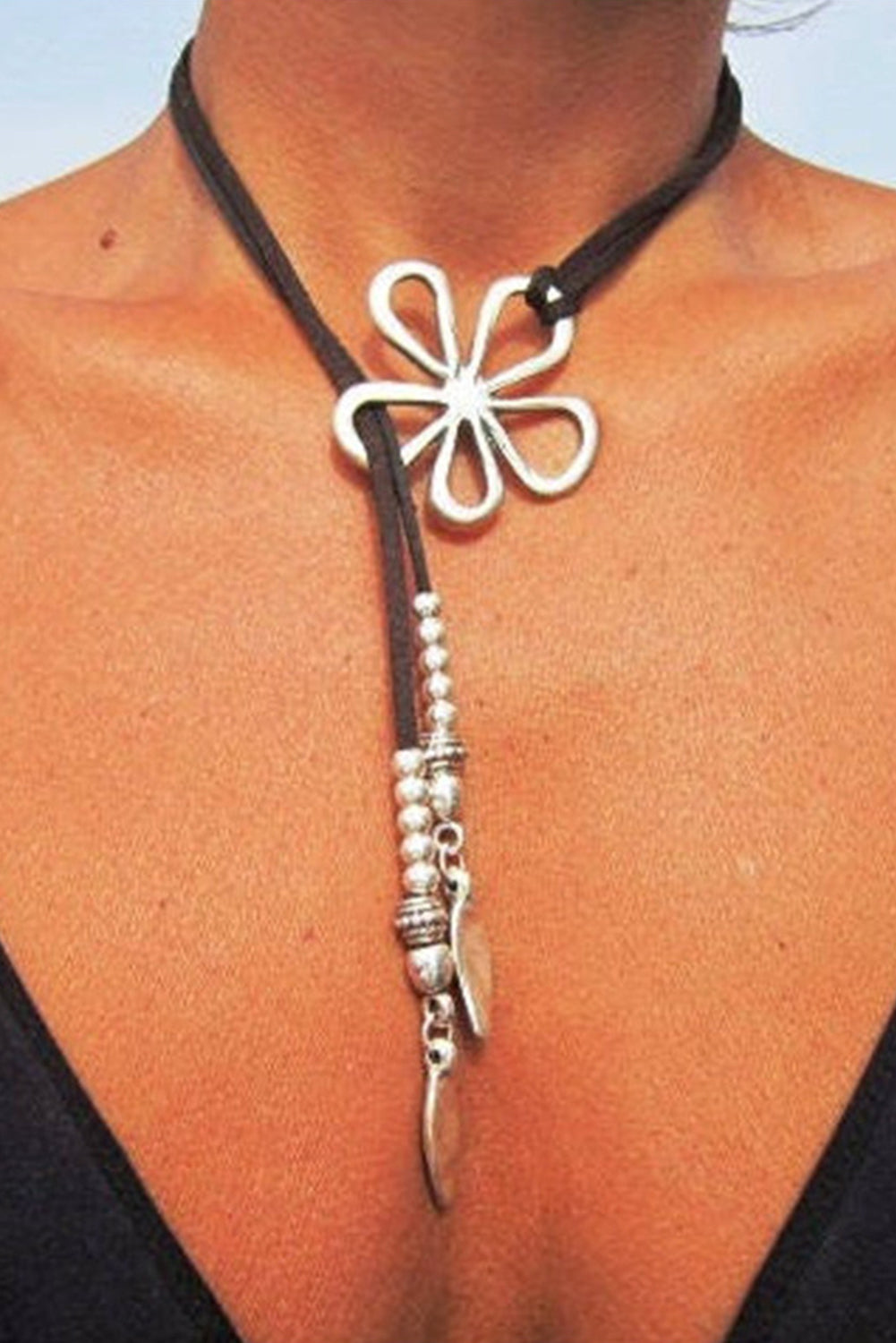 Collier argenté en forme de Y avec corde en cuir et fleurs creuses