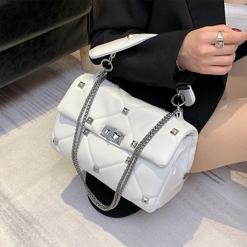 Sac Femme Tendance – Rivets, Chaîne, Carré & Texture Texturée