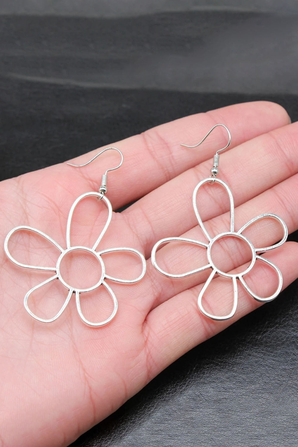 Boucles d'oreilles en alliage argenté avec fleur creuse et crochet