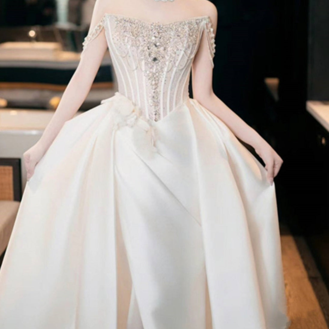 Robe de mariée légère en satin à épaules dénudées
