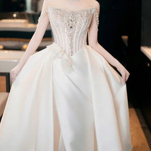 Robe de mariée légère en satin à épaules dénudées
