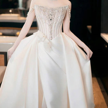 Robe de mariée légère en satin à épaules dénudées