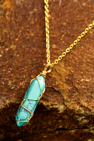 Collier à pendentifs en turquoise enroulée sur fil bleu d'Islande