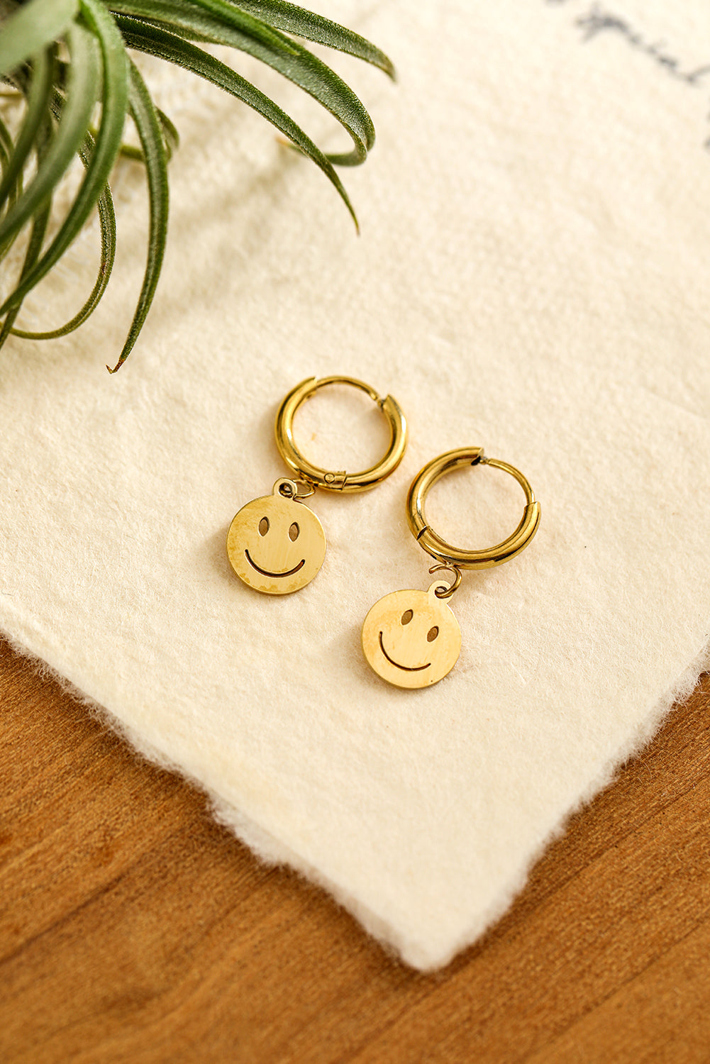 Boucles d'oreilles pendantes en alliage d'or avec visage souriant