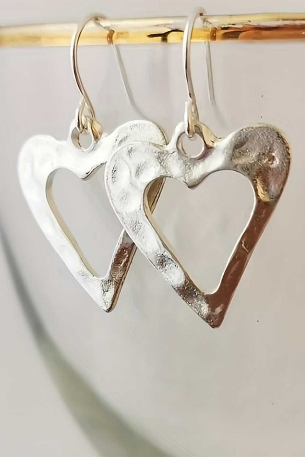 Boucles d'oreilles pendantes en forme de cœur creusé de la Saint-Valentin blanche