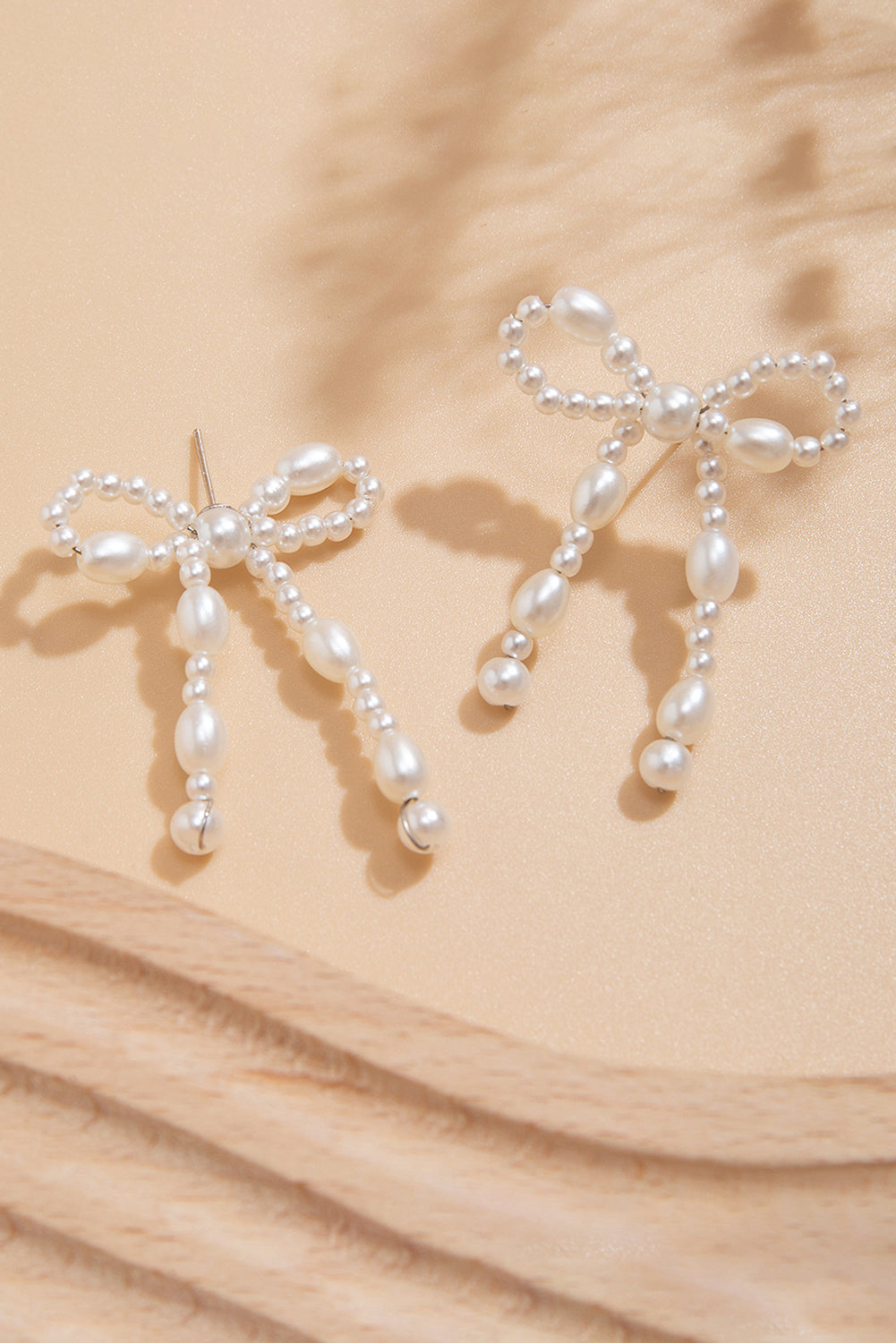 Pendants d'oreilles en forme de nœud papillon avec perles blanches