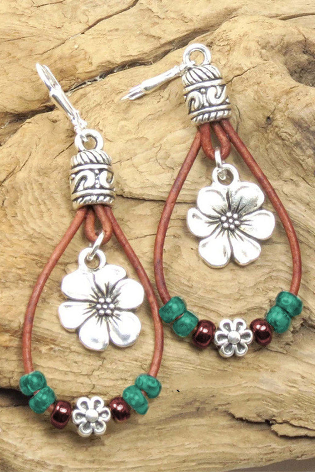 Boucles d'oreilles pendantes florales en cuir argenté et perles