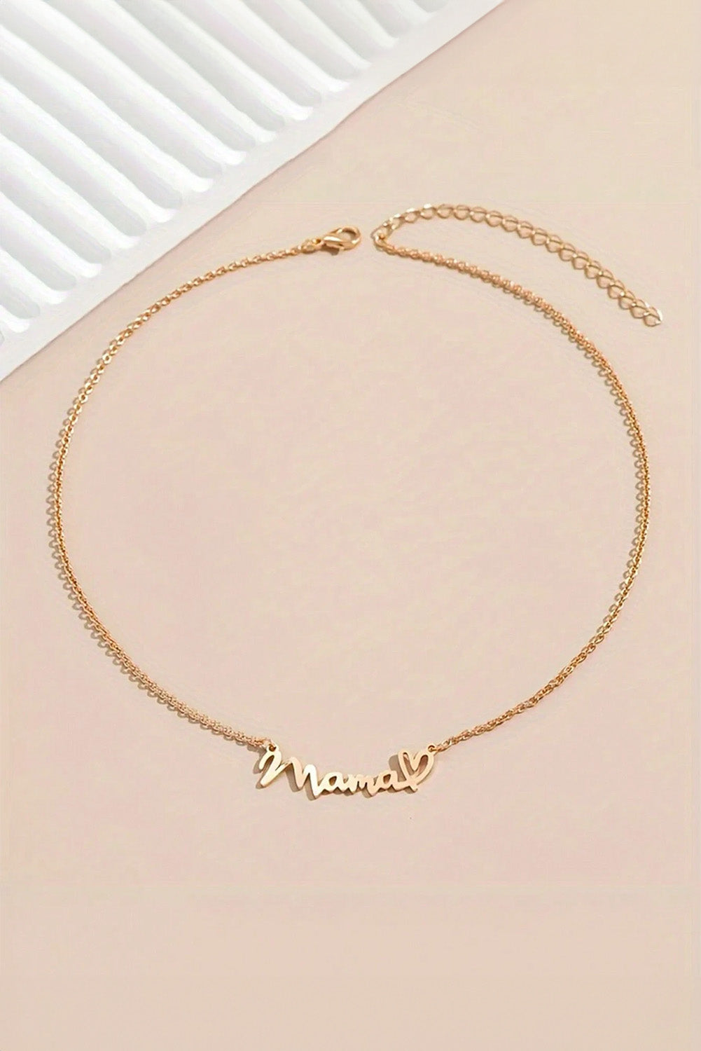 Collier à motif de cœur avec lettres Mama en or