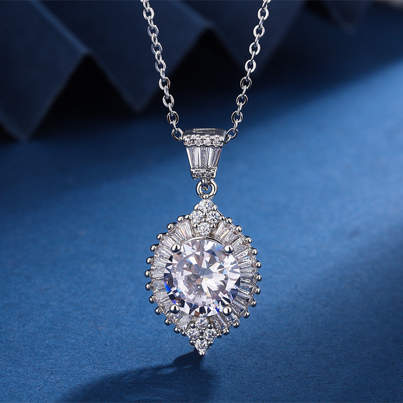 Boucles d'oreilles à pendentif en zircon (trois pièces). Accessoires de beauté pour femmes