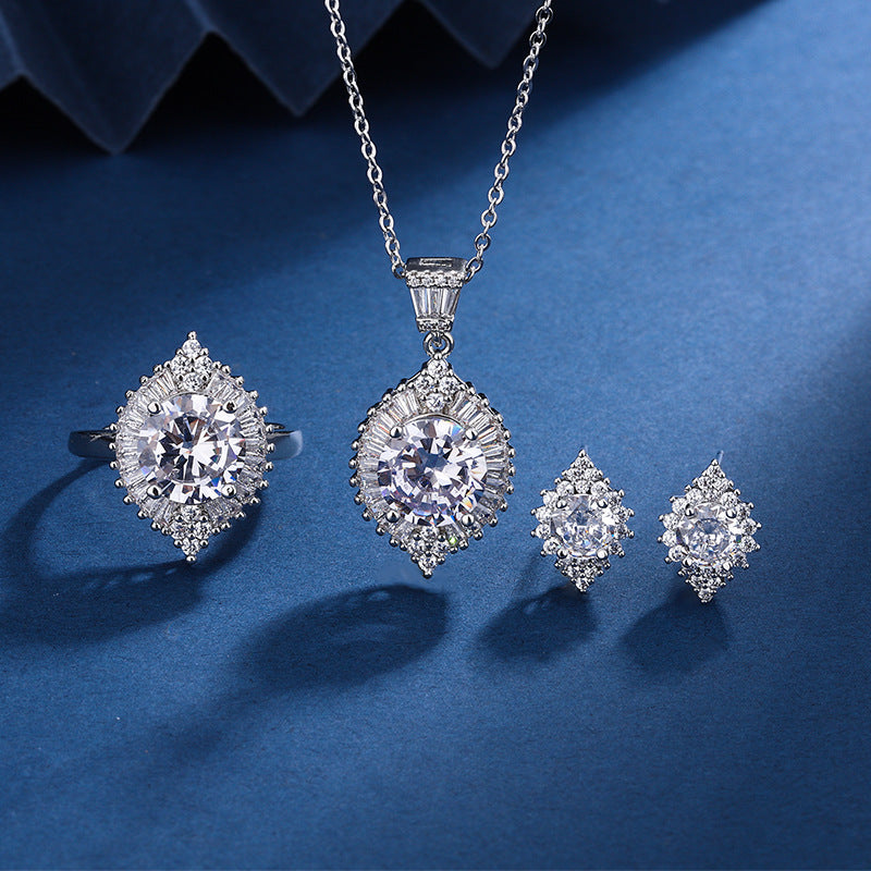 Boucles d'oreilles à pendentif en zircon (trois pièces). Accessoires de beauté pour femmes