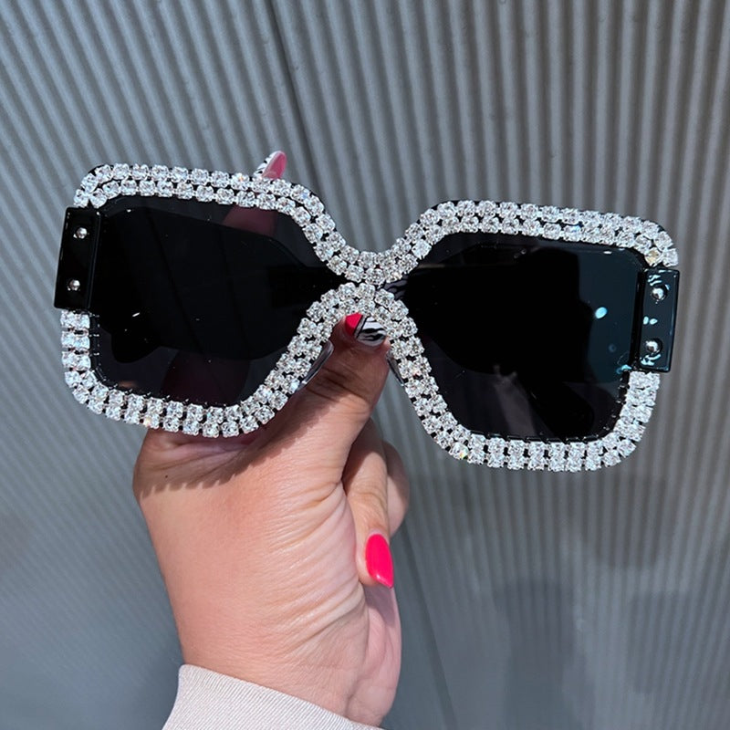 Lunettes de soleil carrées incrustées de diamants