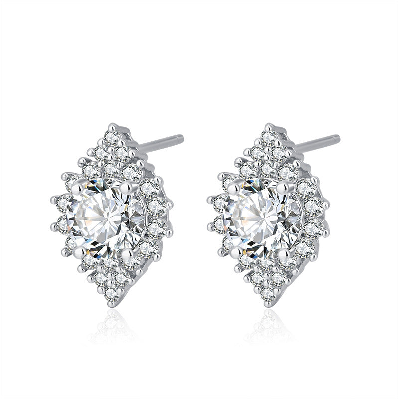 Boucles d'oreilles à pendentif en zircon (trois pièces). Accessoires de beauté pour femmes