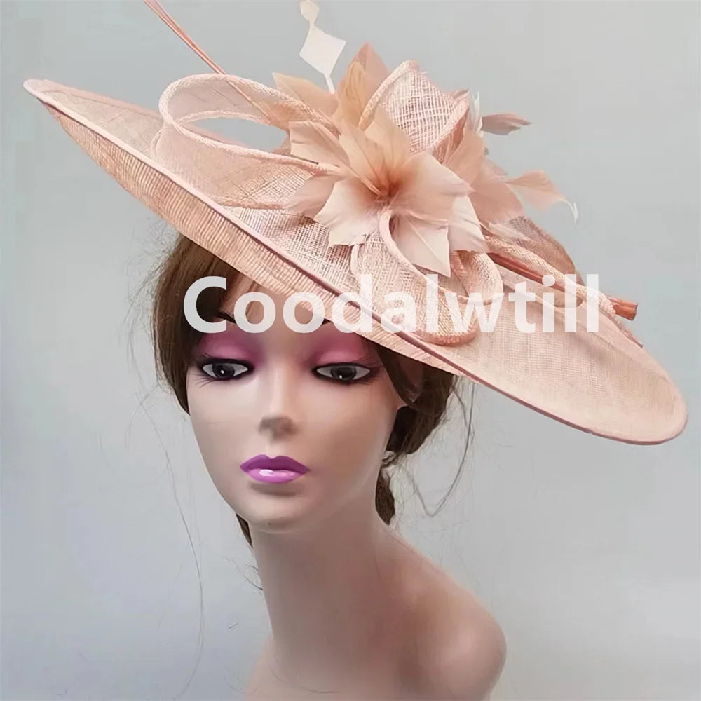 Grand Chapeau Fascinator avec Plumes – Élégance Derby, Mariage & Cérémonie