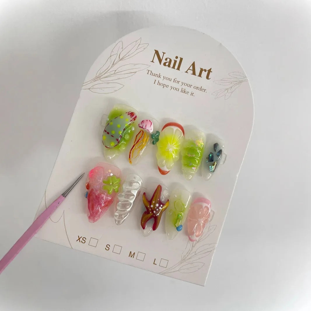 Ongles pressés à la main Dessiné à la main Monde sous-marin