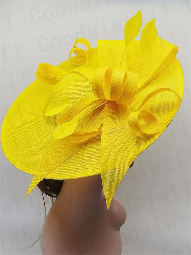 Chapeau Fascinator Kentucky Derby – Élégance Fleurie & Plumes