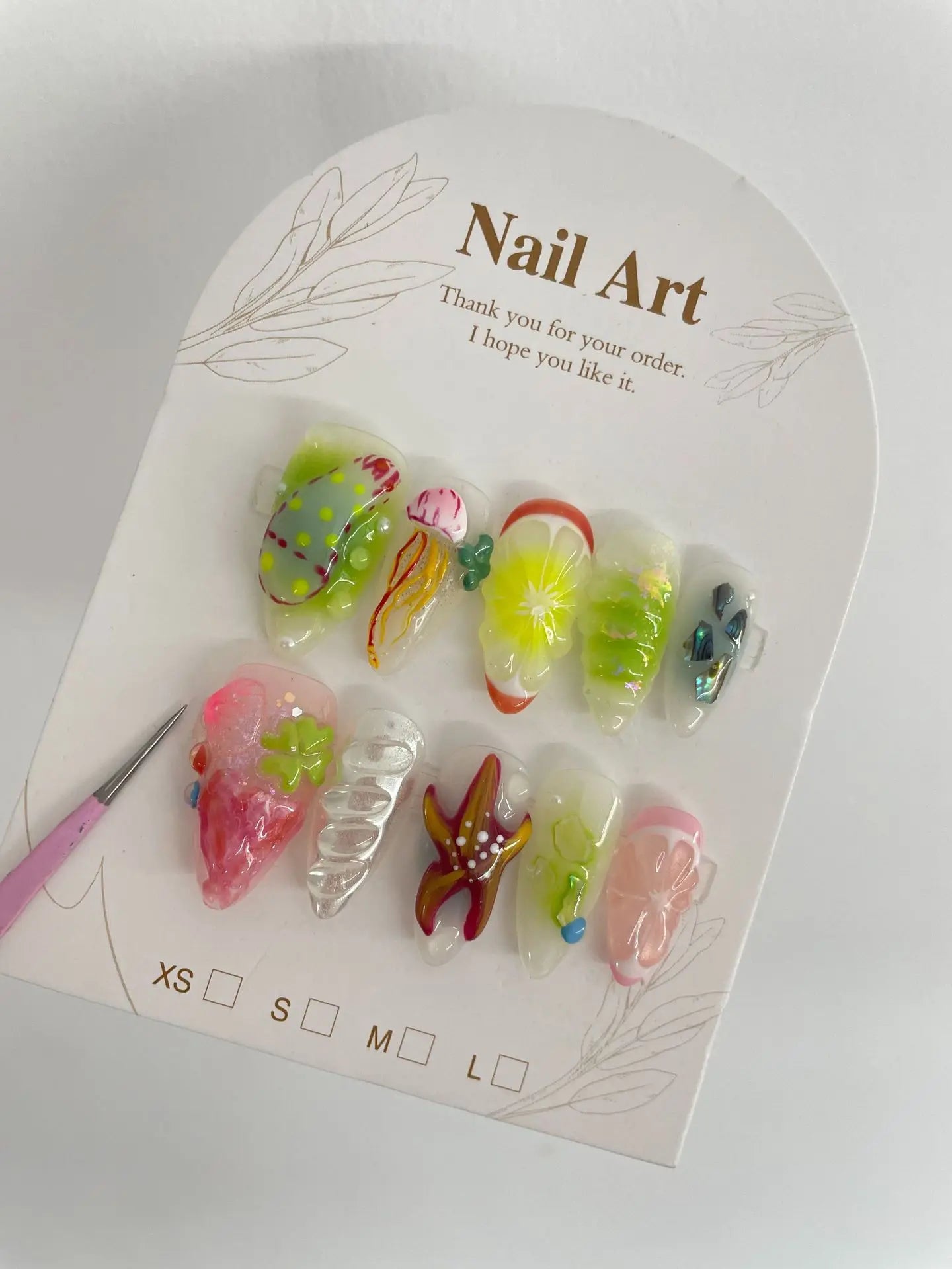 Ongles pressés à la main Dessiné à la main Monde sous-marin