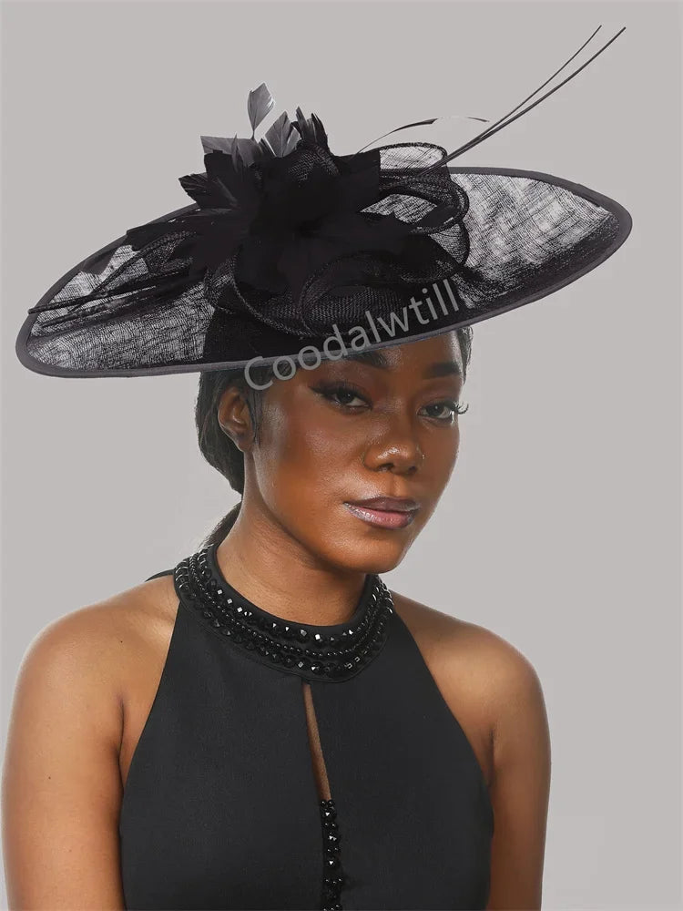 Grand Chapeau Fascinator avec Plumes – Élégance Derby, Mariage & Cérémonie