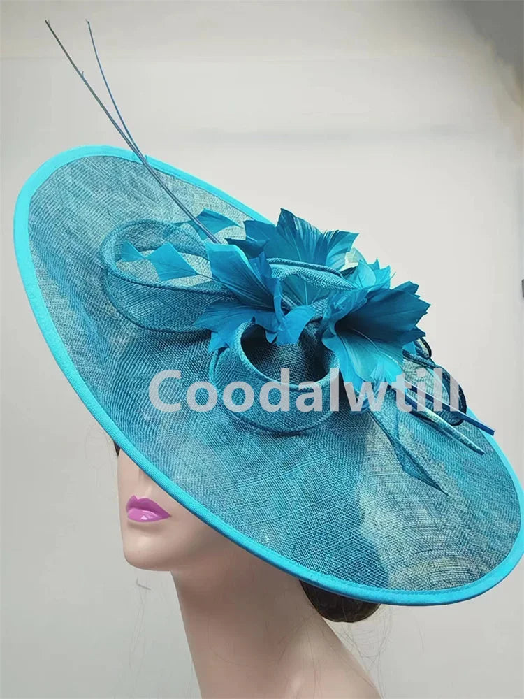 Grand Chapeau Fascinator avec Plumes – Élégance Derby, Mariage & Cérémonie