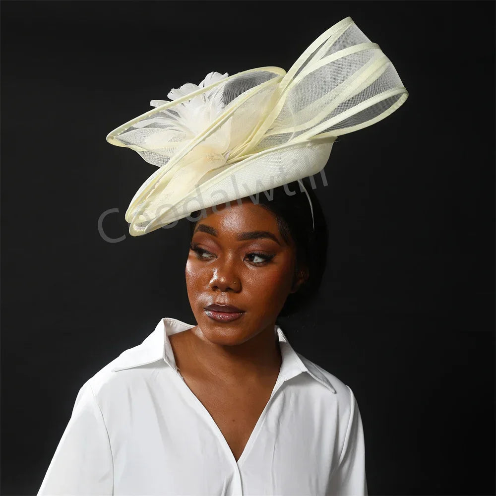 Fascinator Derby Élégant – Plumes & Raffinement