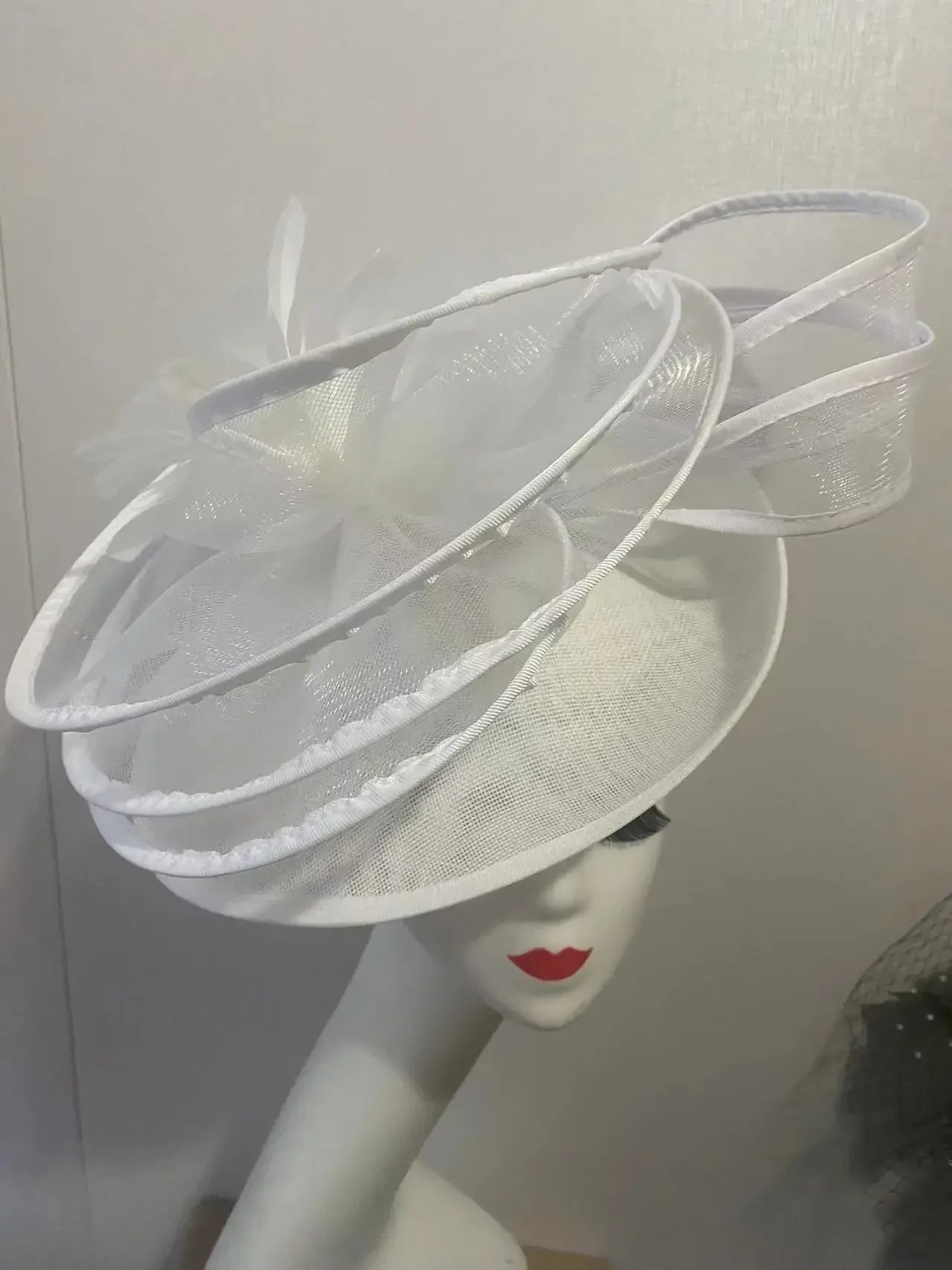 Fascinator Derby Élégant – Plumes & Raffinement