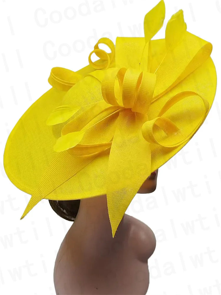 Chapeau Fascinator Kentucky Derby – Élégance Fleurie & Plumes