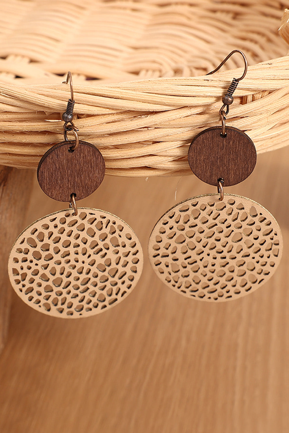 Boucles d'oreilles kaki en forme de goutte d'eau creusée avec des copeaux de bois