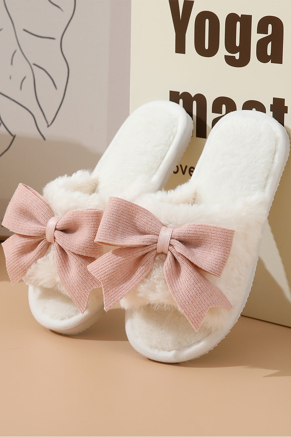 Chaussons pelucheux pour la maison avec nœud papillon en blanc