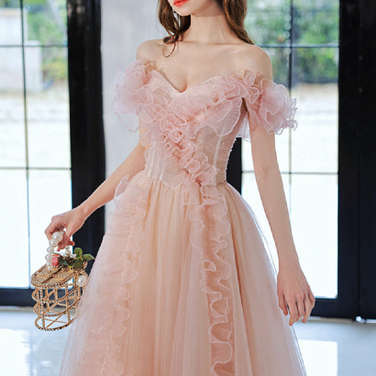 Robe de mariée et robe de soirée de l'animatrice