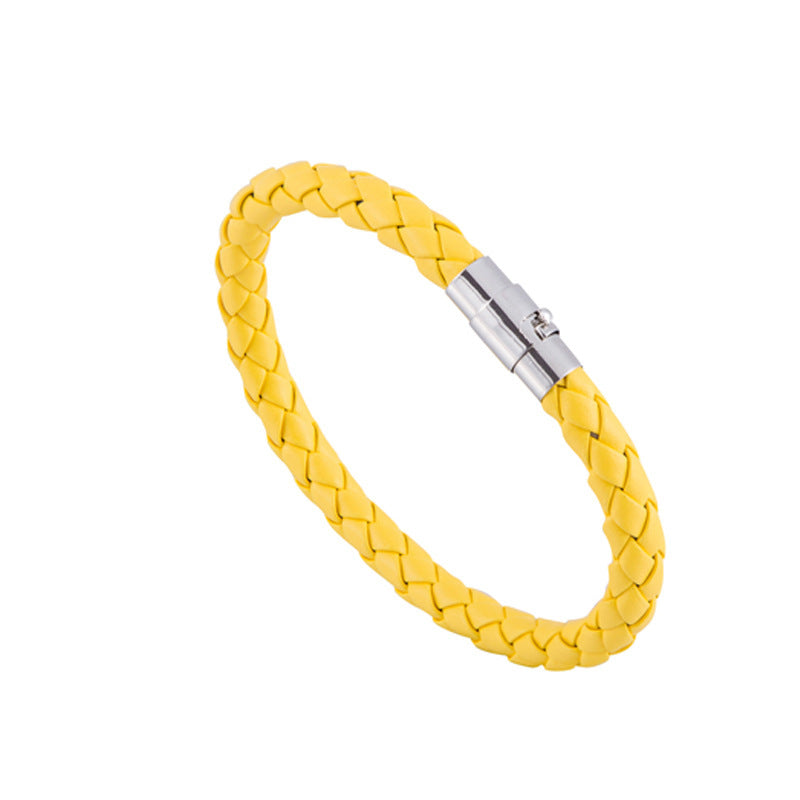 Bracelet tissé en cuir clouté