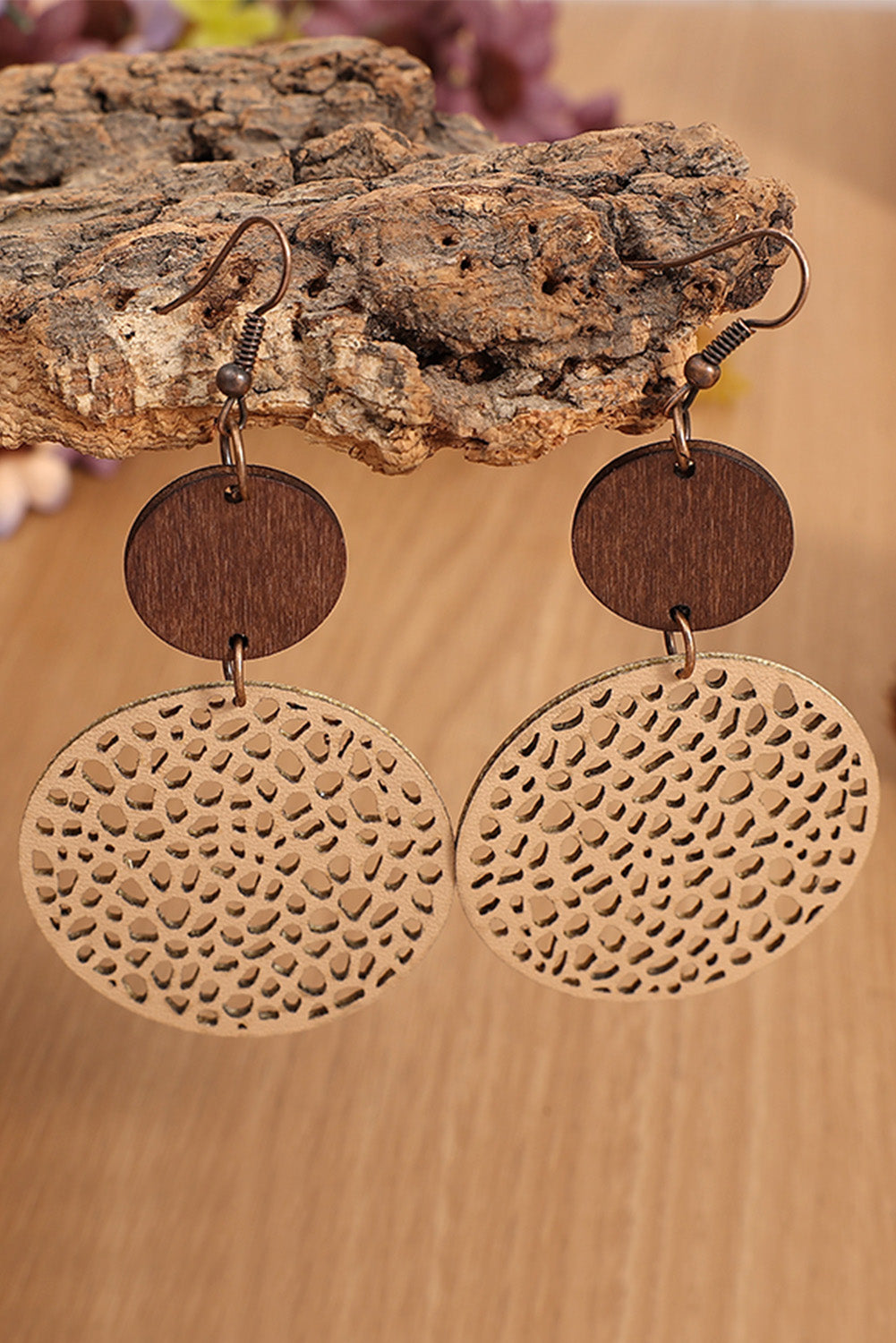 Boucles d'oreilles kaki en forme de goutte d'eau creusée avec des copeaux de bois