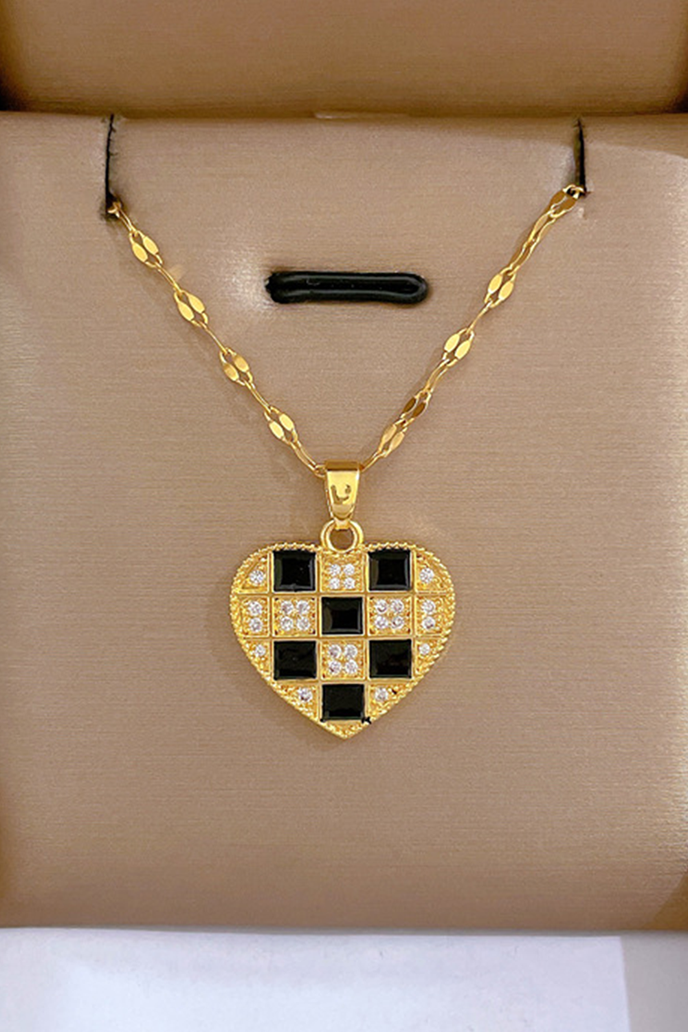 Collier avec pendentif en forme de coeur à damier en or