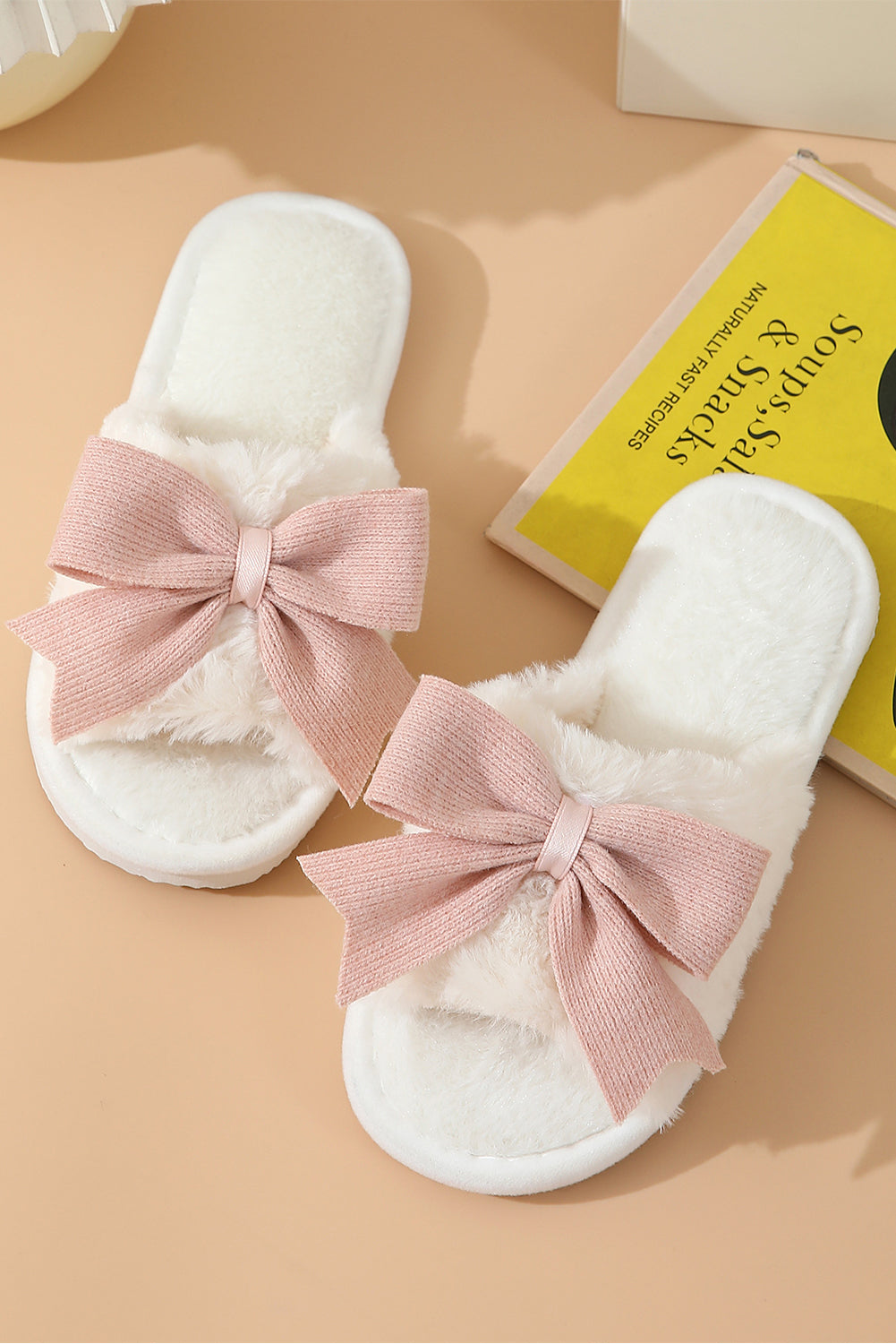 Chaussons pelucheux pour la maison avec nœud papillon en blanc