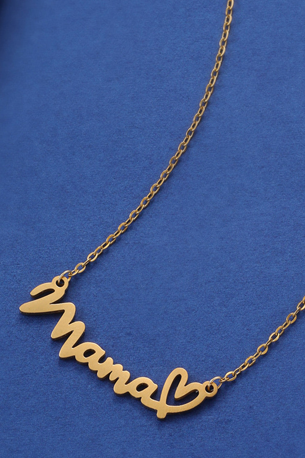 Collier à motif de cœur avec lettres Mama en or