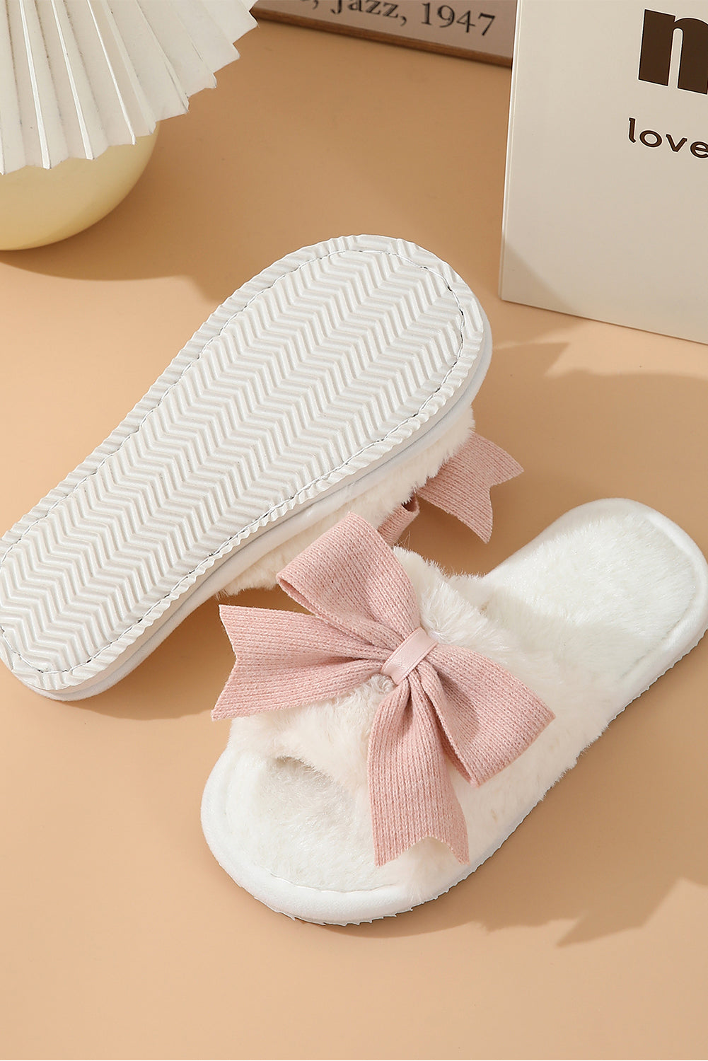 Chaussons pelucheux pour la maison avec nœud papillon en blanc