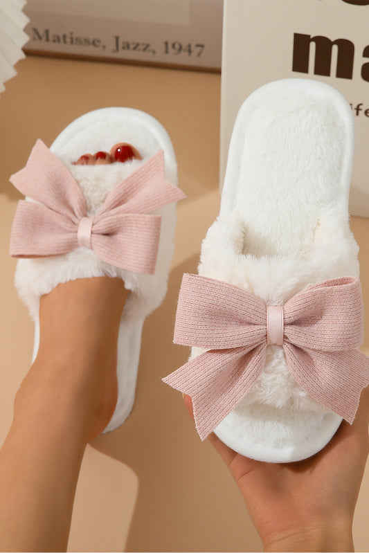 Chaussons pelucheux pour la maison avec nœud papillon en blanc