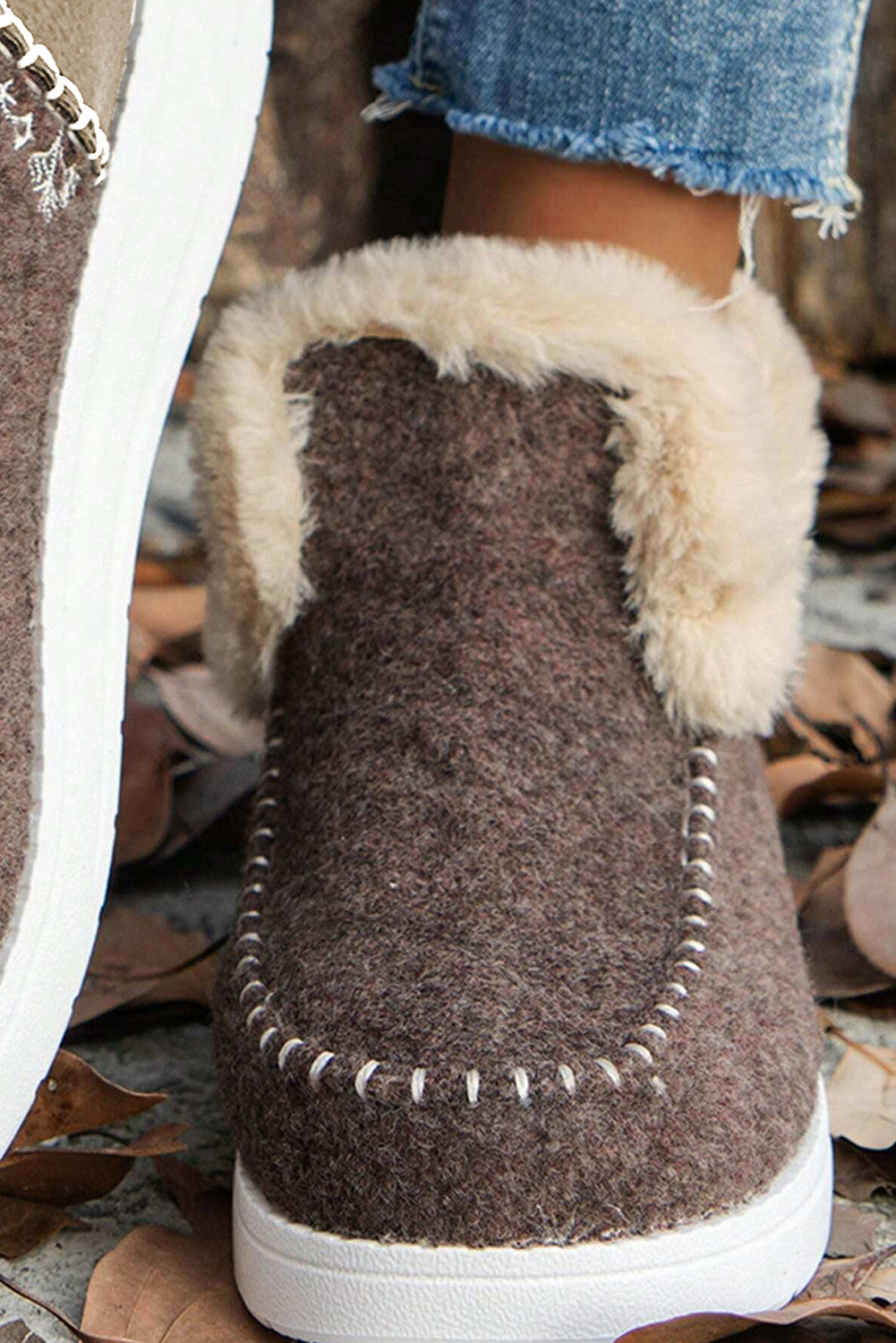 Bottines en daim avec surpiqûres, patchwork et doublure en peluche