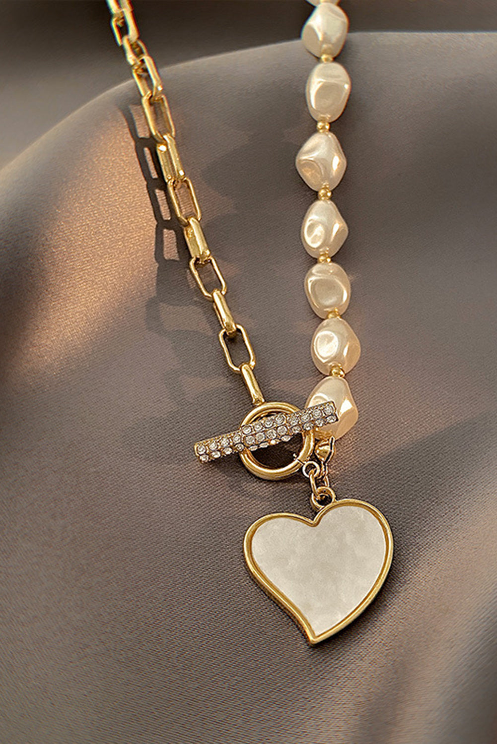 Collier en or avec pendentif en forme de coeur et perles en strass