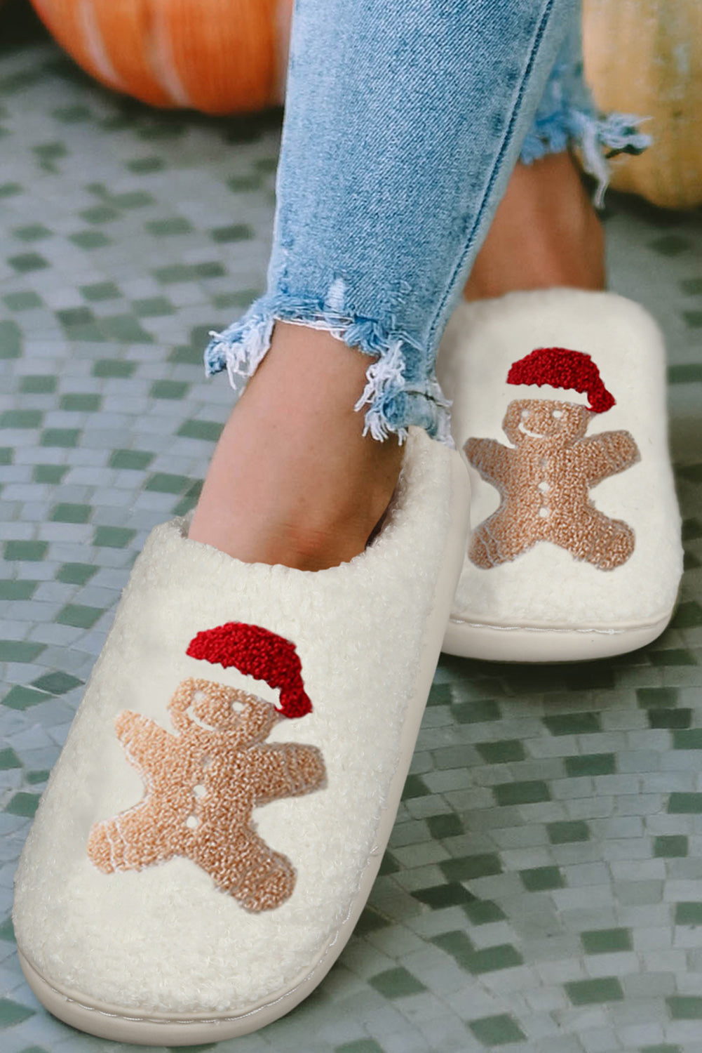 Chaussons en peluche « Homme en pain d'épices » de Noël blanc