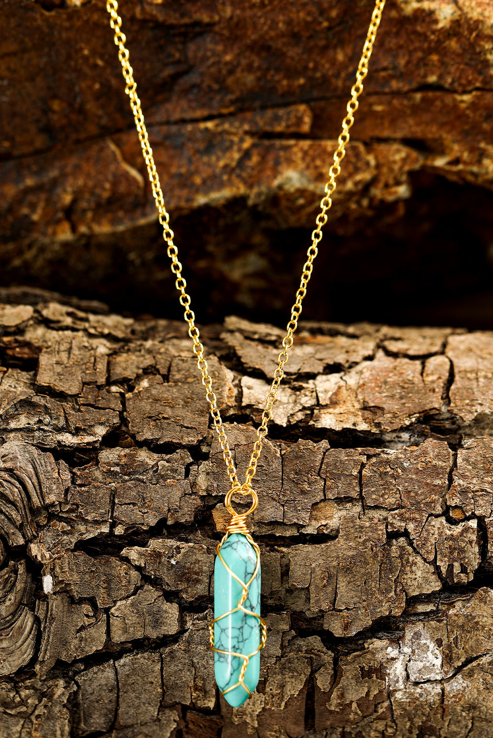 Collier à pendentifs en turquoise enroulée sur fil bleu d'Islande